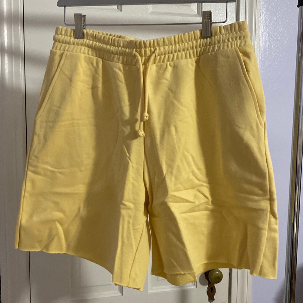 WOMEN’S YELLOW SHORT